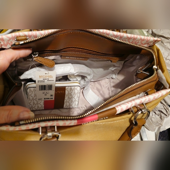 Michael Kors Marilyn Geranium Med Satchel And Wallet NWT - Picture 4 of 7